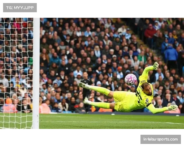 曼城防守端缺乏沟通协调，多纳鲁马与后卫线配合出现失误